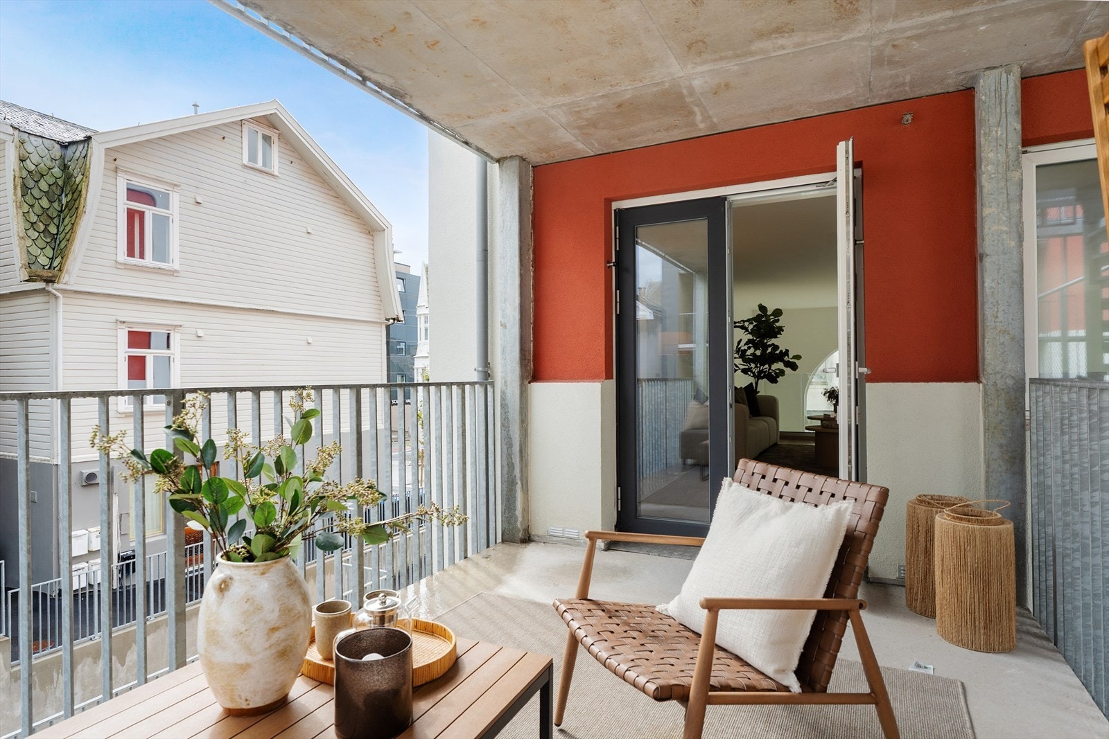 Balkong med god plass til hagemøbler Galleribilde