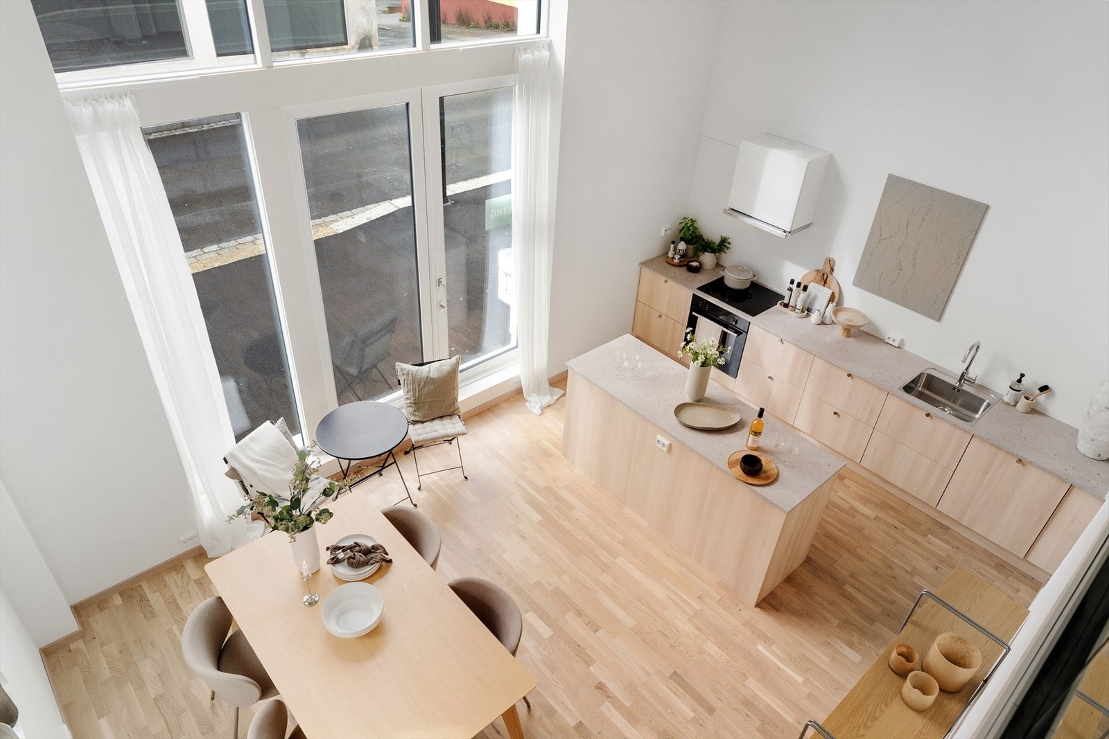 Planløsning over to plan og stue/kjøkken har fantastisk takhøyde på ca. 5 m Galleribilde