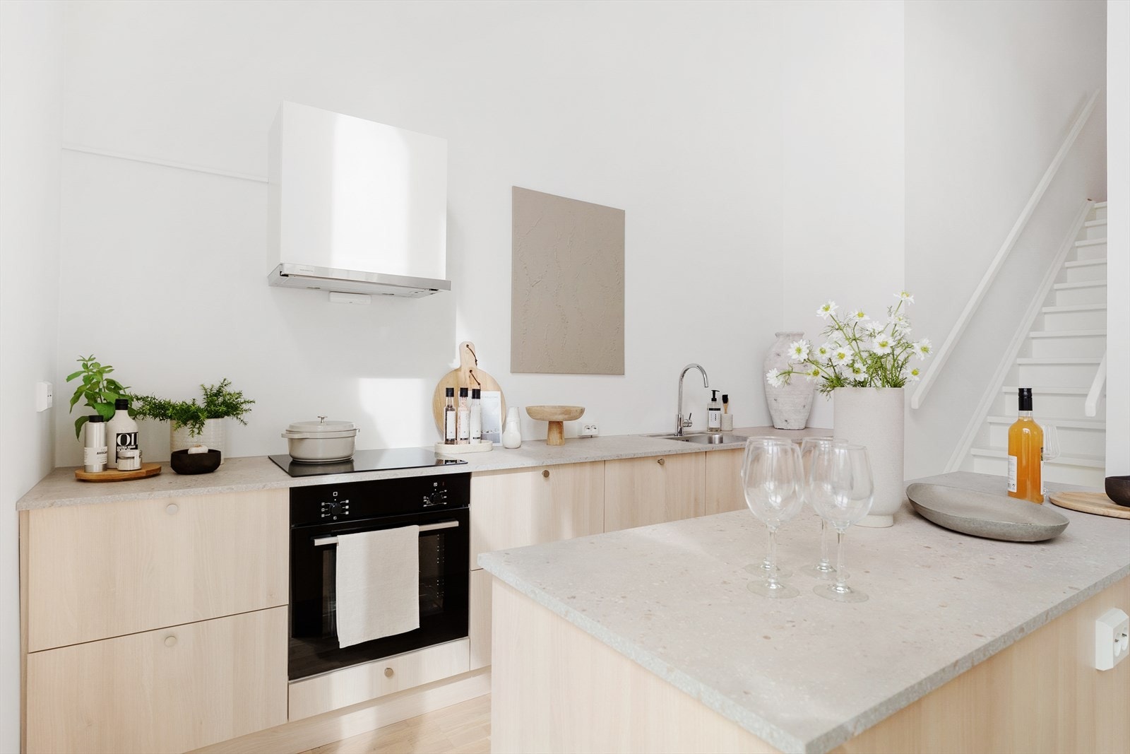 Svært god skap- og benkeplass Galleribilde