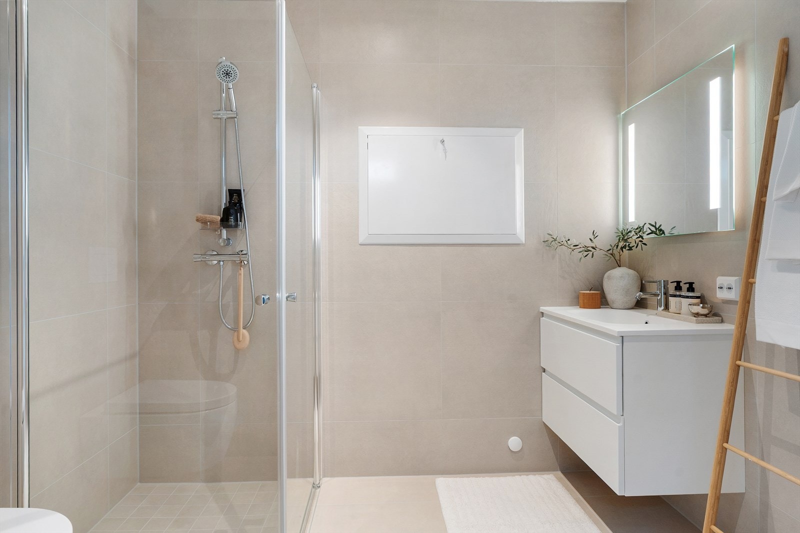 Delikat, helfliset bad med varme i gulvet Galleribilde