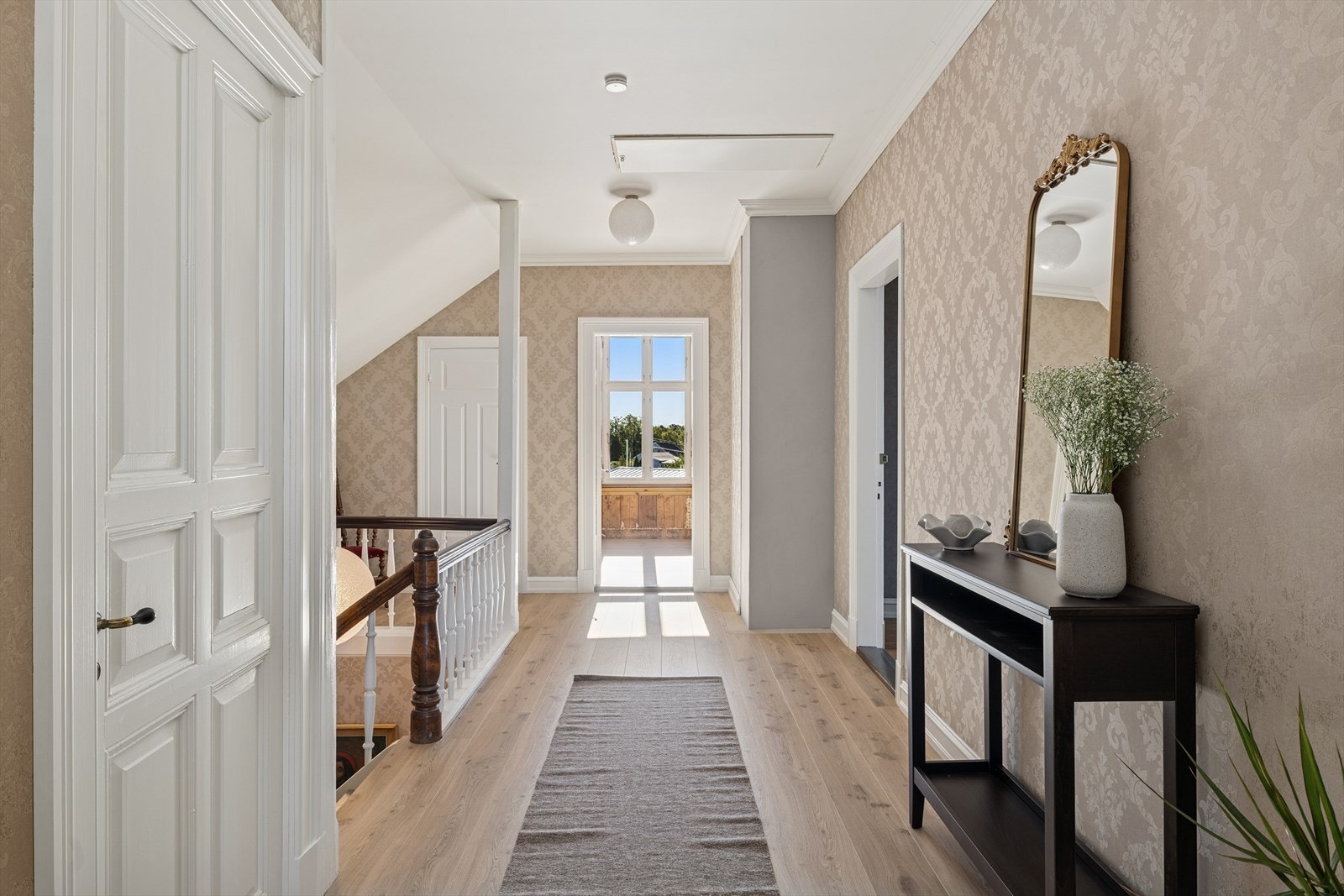 Boligen inneholder tre romslige soverom i 2. etasje samt kontor, alkove og garderoberom. Galleribilde