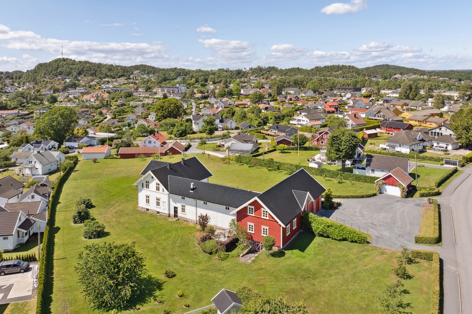 Unik og meget attraktiv eiendom med fantastisk beliggenhet midt i hjerte av Fevik. Solrikt og med utsikt til Fevikkilen/sjøen. Galleribilde