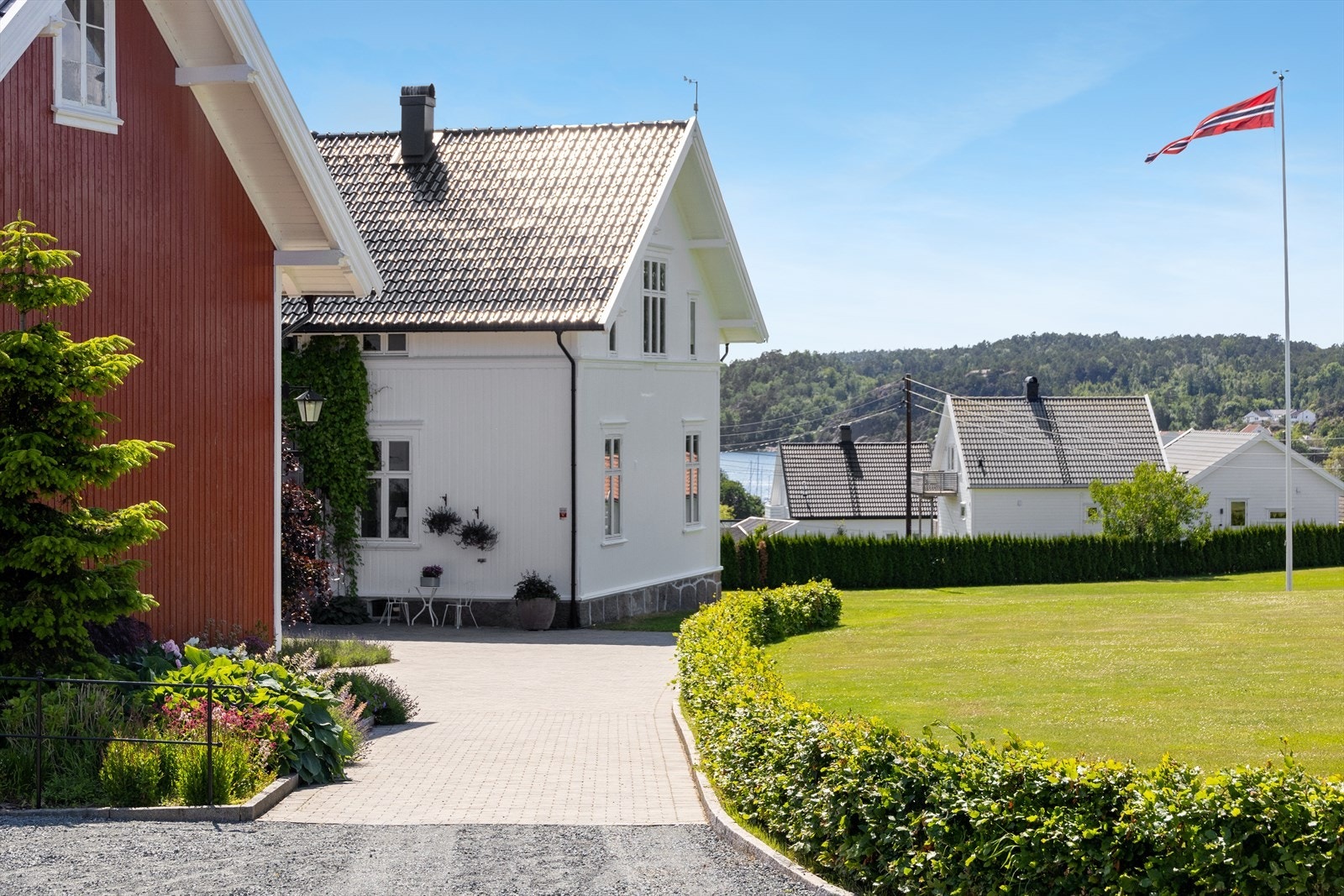 Tomten er pent opparbeidet og beplantet. Galleribilde