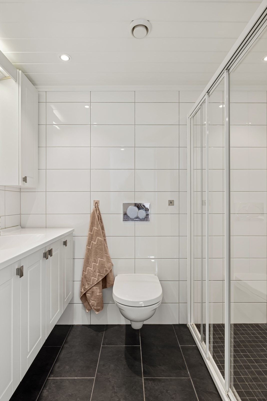 Lekker flislagt dusjbad, renovert i 2014. Galleribilde