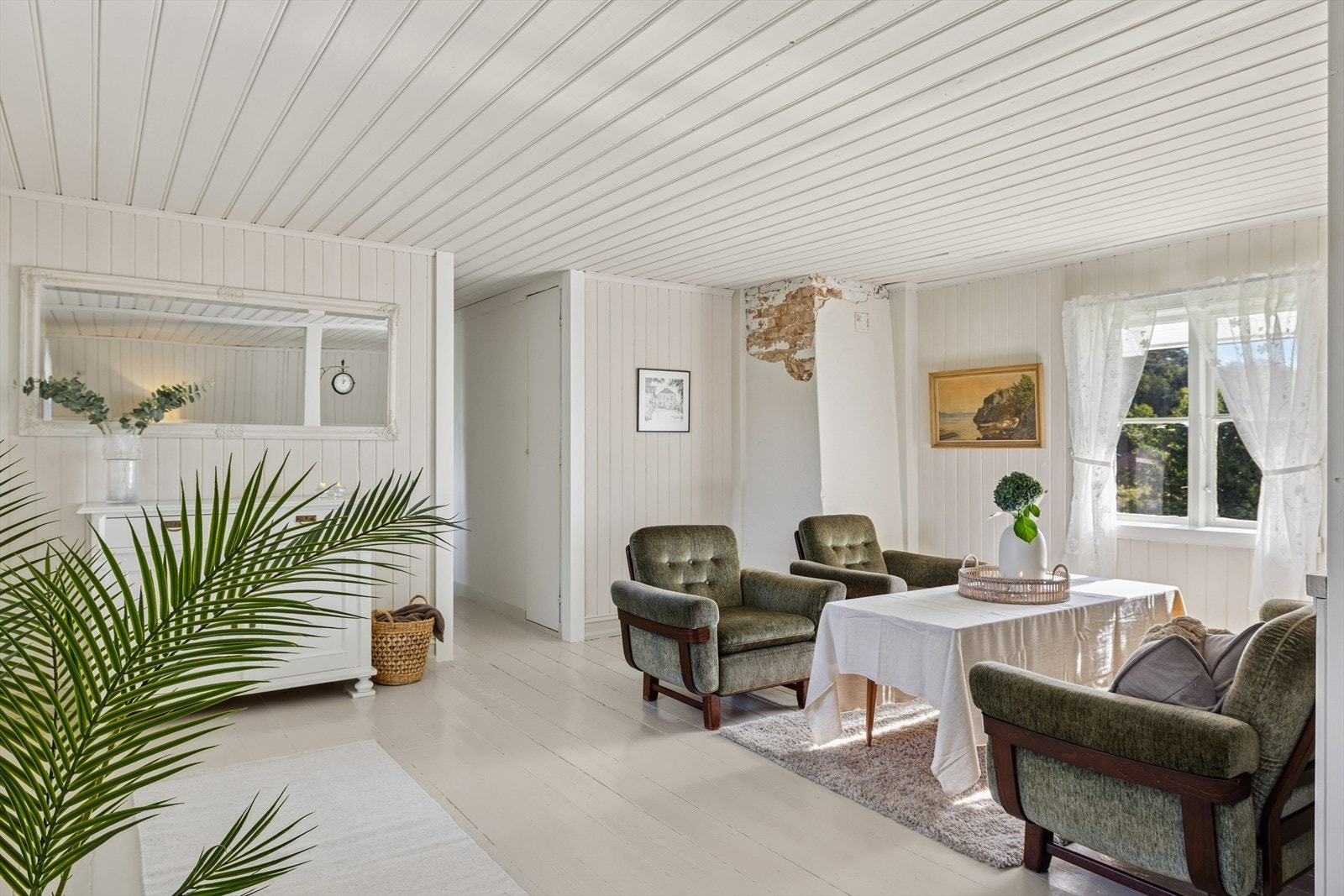 Stue av fin størrelse. Godt med naturlig lysinnslipp (gjennomgående lys) gir en ekstra god romfølelse! Galleribilde