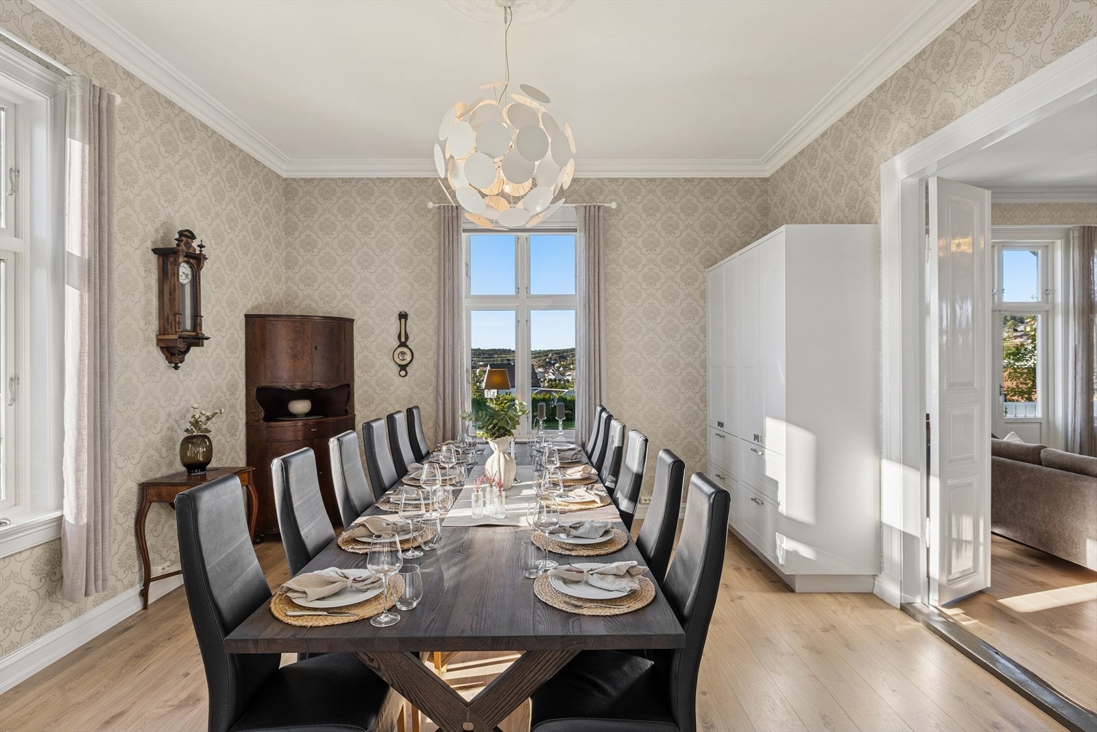 I 2014 ble det montert helt nytt elektrisk anlegg i hele huset. Dette inkluderer og inntaks-skap og 4 stk. fordelingsskap. Galleribilde