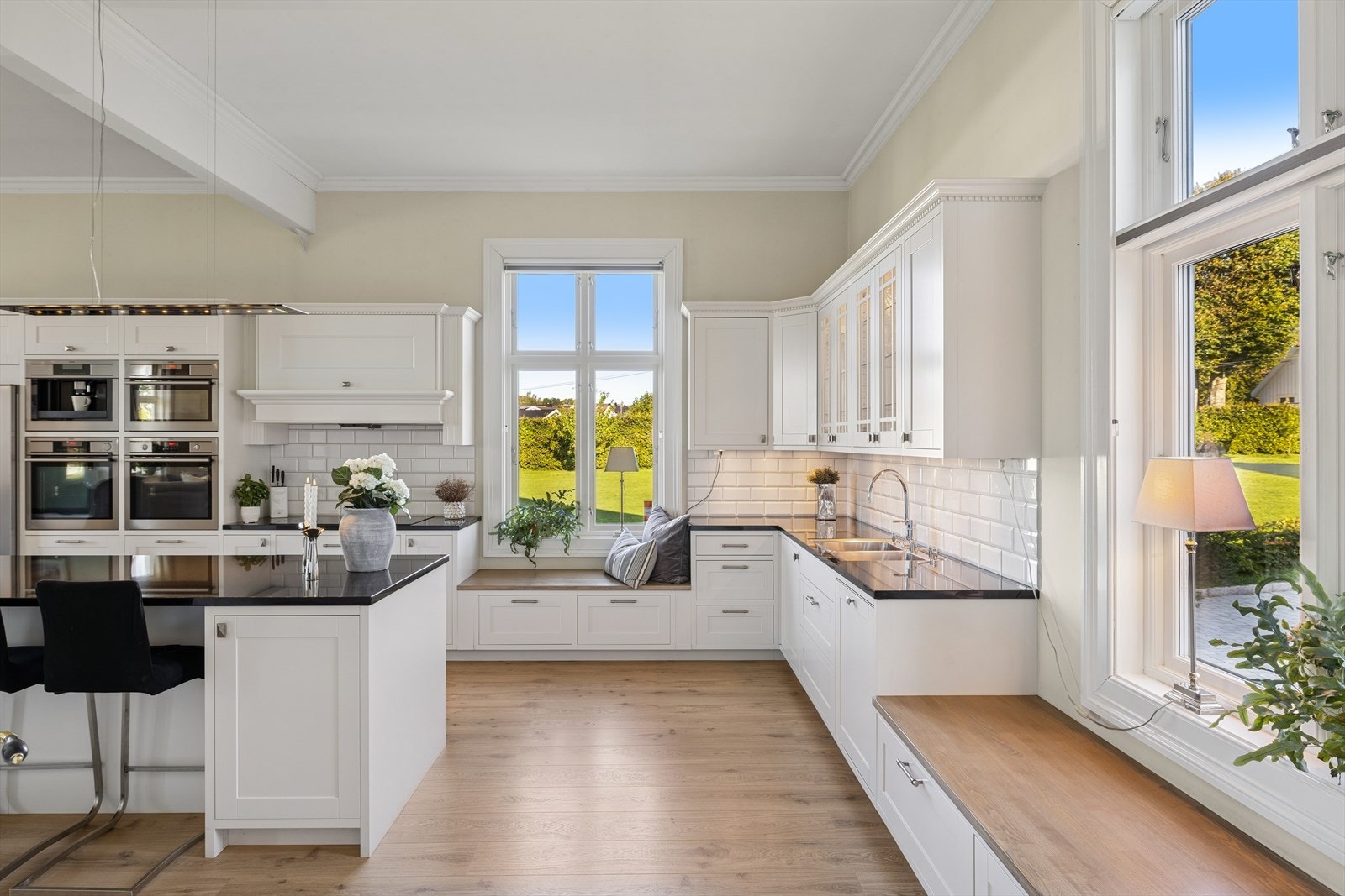 Boligens store kjøkken har stilfull innredning fra Sigdal, ny i 2014. Galleribilde