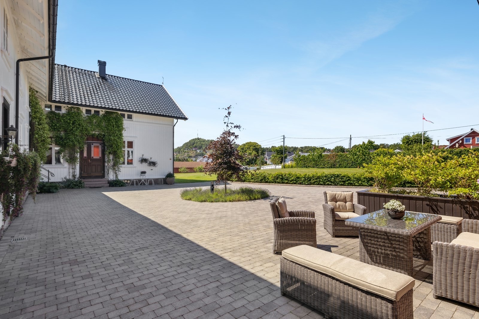 Stort gårdstun med belegningsstein. Galleribilde