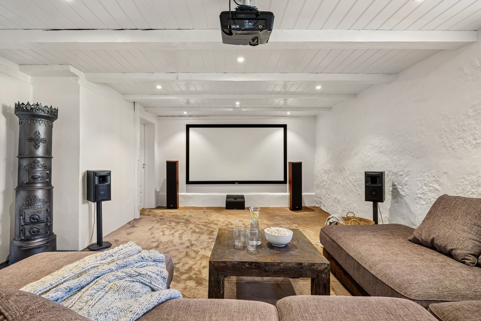 Innredet stue/soverom. Teppebelagt gulv gjør det ekstra "lunt" og behagelig. Små vinduer (avvik) - se pkt. ferdigattest for mer info. Etasjeovn er ikke tilkoblet, men medfølger handelen. Galleribilde