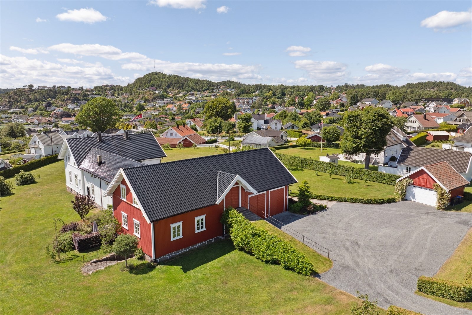 Eiendommen Fevigmoen består av romslig hovedhus, godkjent utleiedel, uthus/låve og garasje (oppført i 1998). Galleribilde