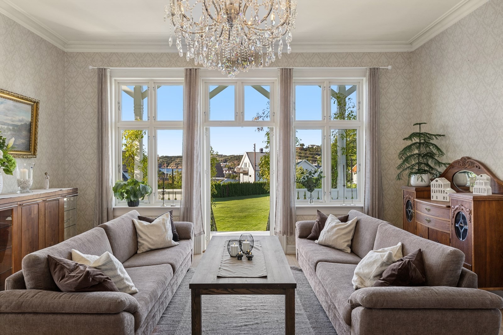 Svært godt med naturlig lysinnslipp gjennom de mange og store vindusflatene i rommene. Galleribilde