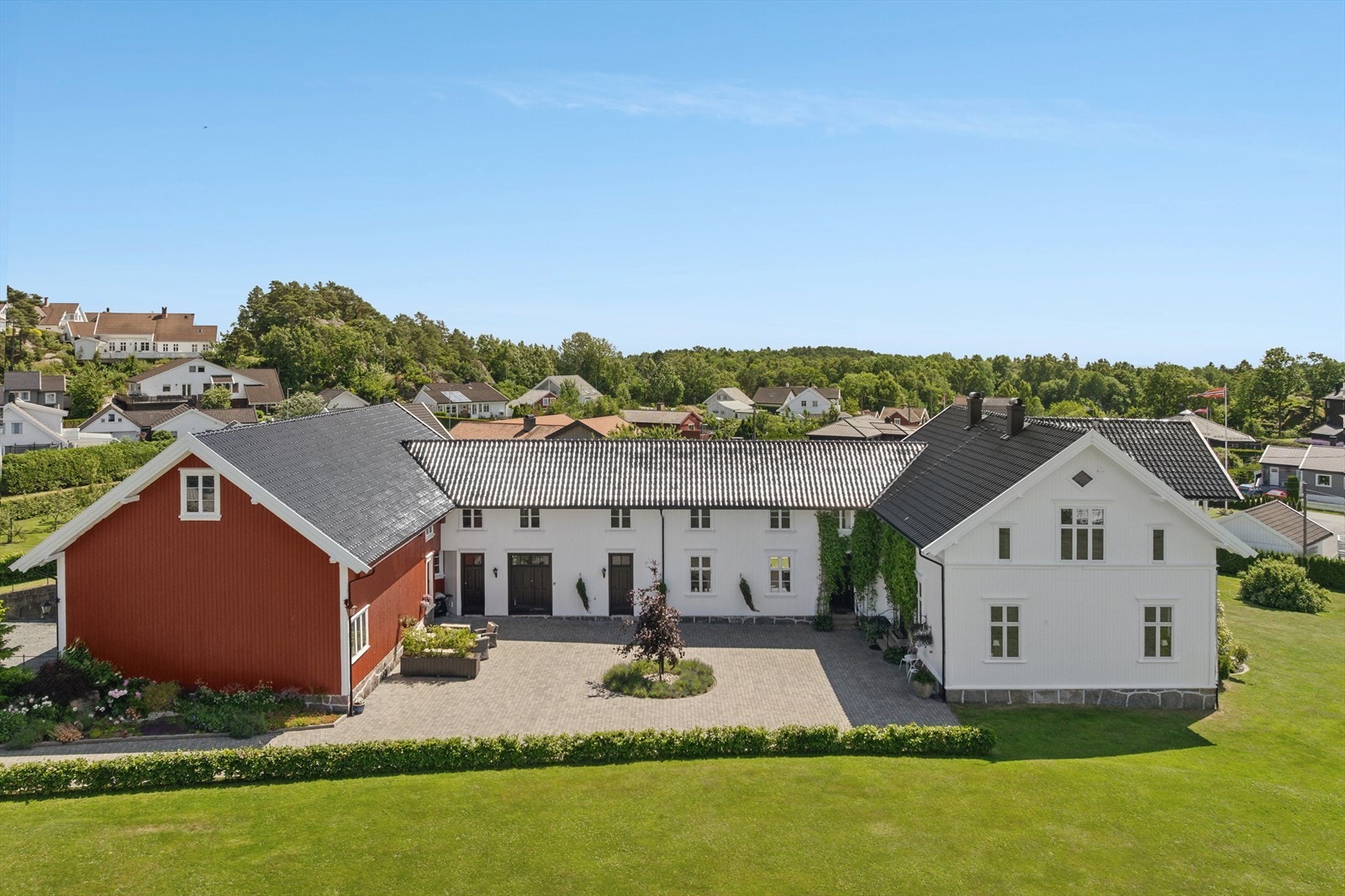 Eiendommen er velholdt og hovedhuset har gjennomgående god/høy standard. Galleribilde