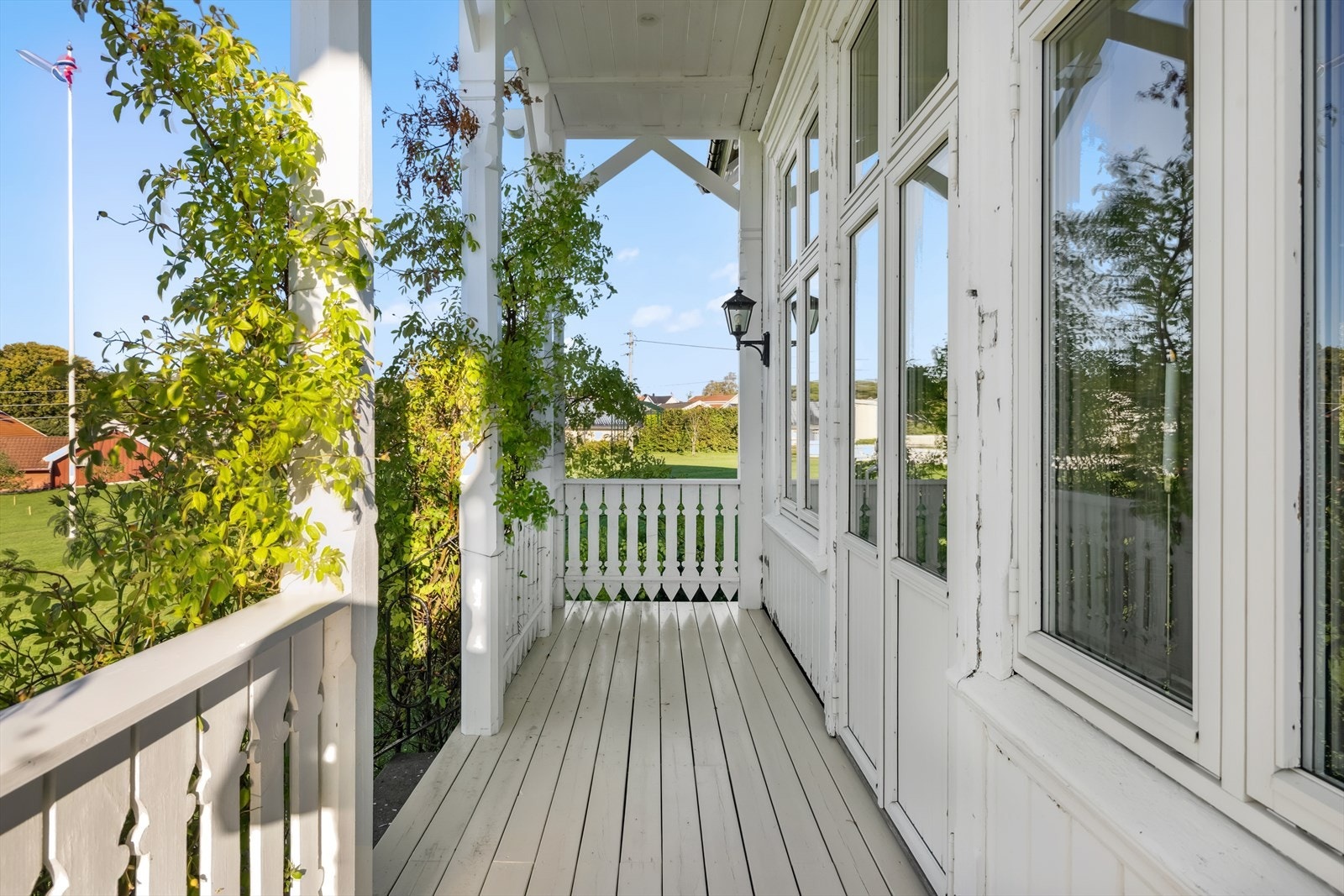 Fra stuen er det via dobbelfløyet dør, utgang til en herlig, overbygd veranda. Galleribilde