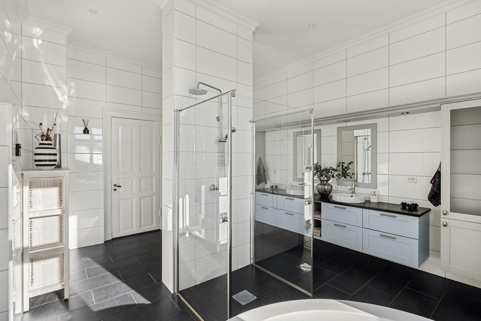 Delikat bad, renovert i 2014. Nøytrale fliser på gulv og vegger. Varmekabler. Innfelte downlights i himlingen. Galleribilde