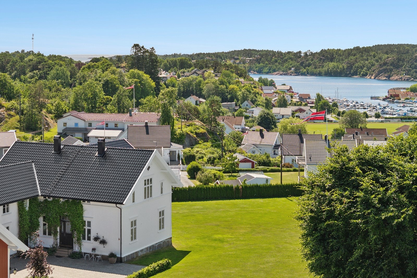 Gangavstand til flotte strender som Storesand, og kun noen få hundre meter til fotballbane, båthavn og turområder, samt Feviktoppen. Galleribilde