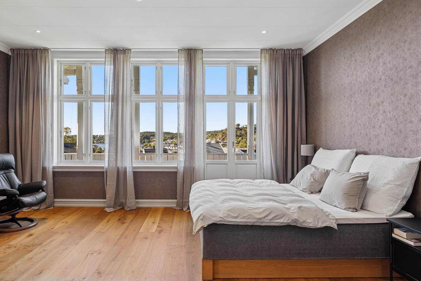 Soverom 2. Utgang til balkong, hvor utsikten kommer til sin fulle rett! Galleribilde