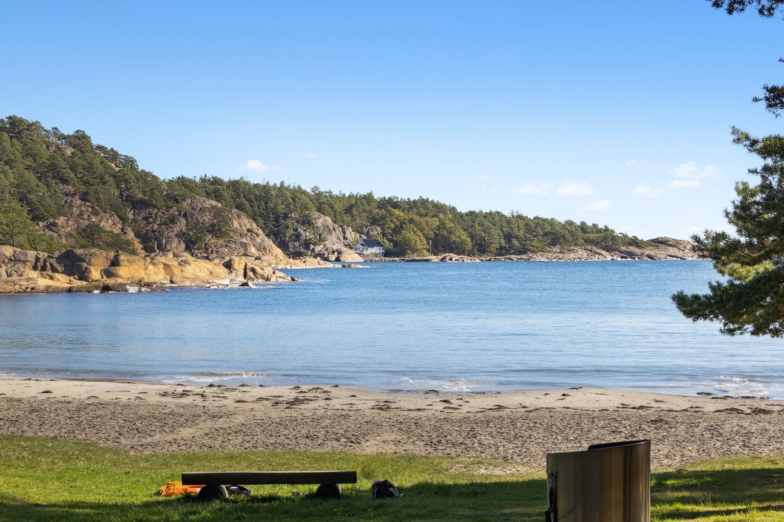 Storesand, samt alle de andre mer intime badestrendene på Fevik, ligger i en gangavstand på maksimum 5 minutter. Galleribilde