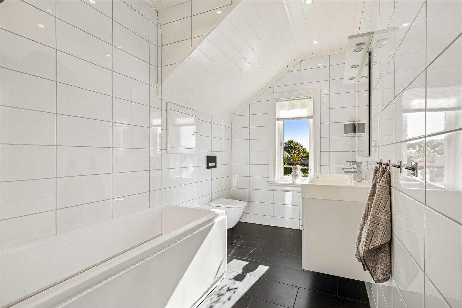 Bad i 2. etasje, renovert i 2014. Galleribilde