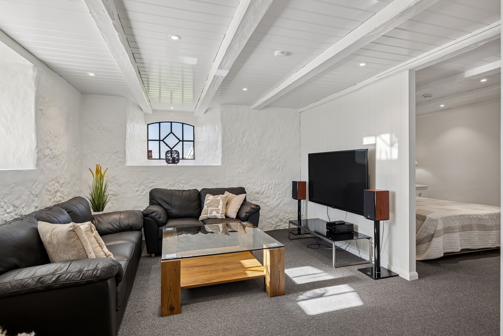 I kjelleren er det innredet med stue/soverom og stue - to rom for avkobling og hygge! Små vinduer (avvik) - se pkt. ferdigattest for mer info. Galleribilde