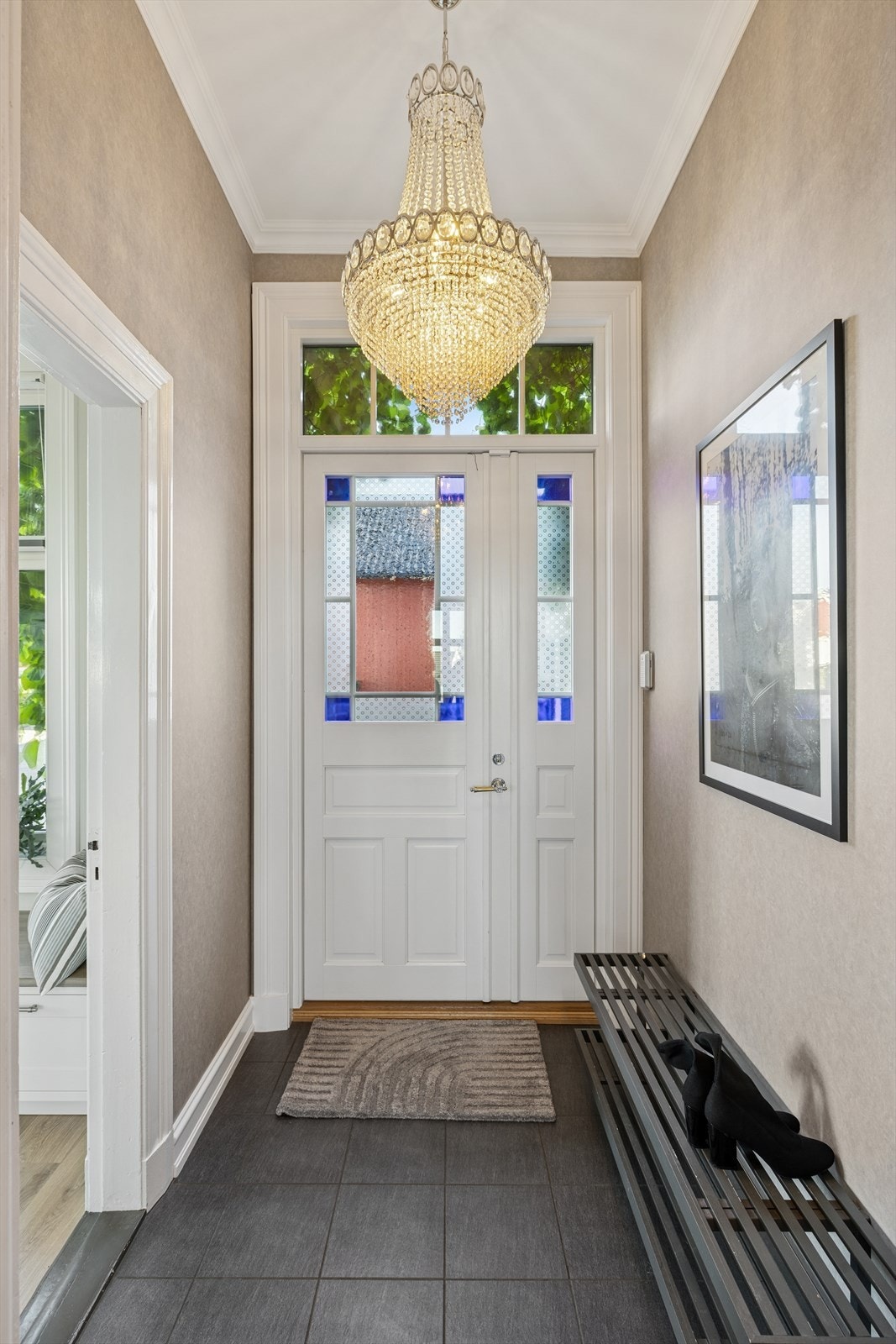 Velkommen inn! Fint lysinnslipp gjennom glassfelt i den flotte ytterdøren. Galleribilde