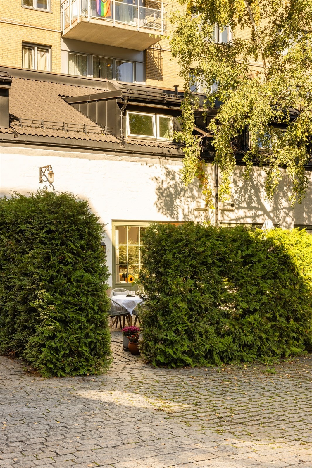 Sameiet har tilgang til 16 parkeringsplasser i Herslebsgt. 27. Parkeringsplassene deles med Heimdalsgata 14 og 16. Galleribilde