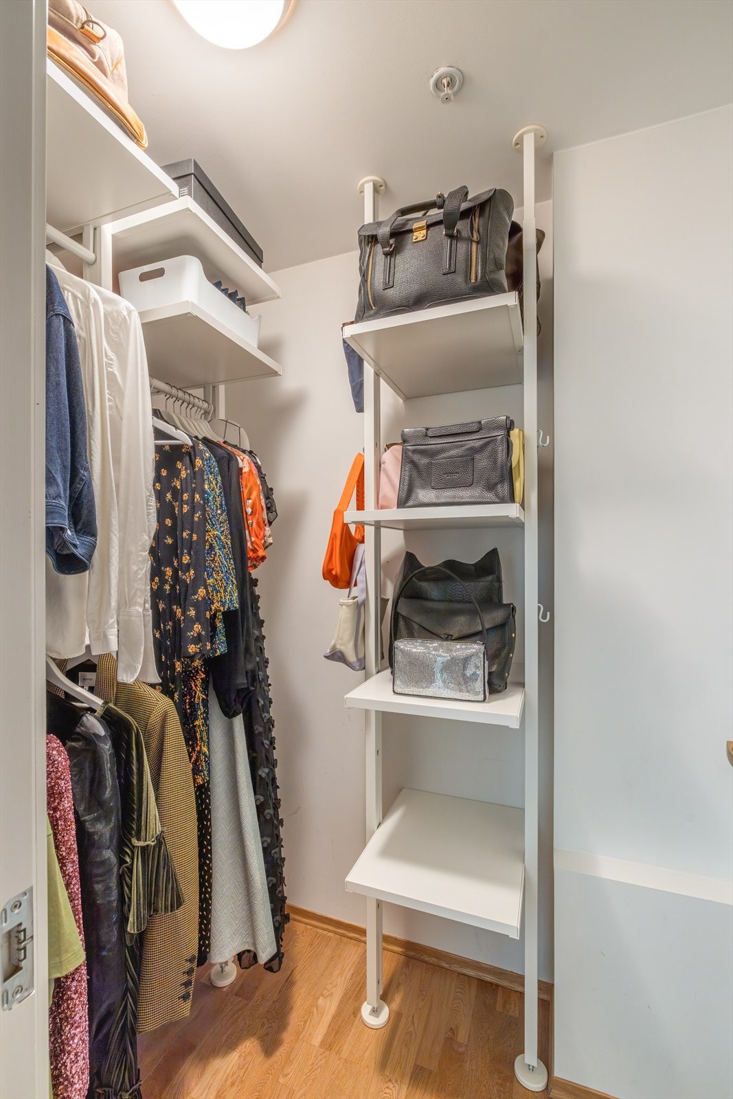 I andre etasje er det en innvendig bod som er innredet med hyller og oppheng. Kan benyttes som et walk-in-closet med god plass til dine eiendeler. Galleribilde