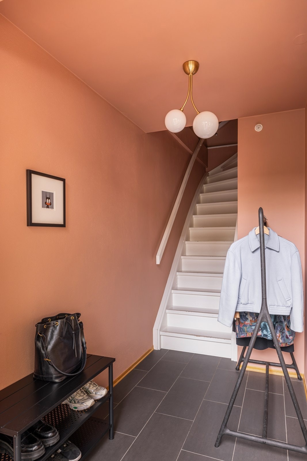 Det er plass for oppheng av jakker og oppstilling av sko. Galleribilde