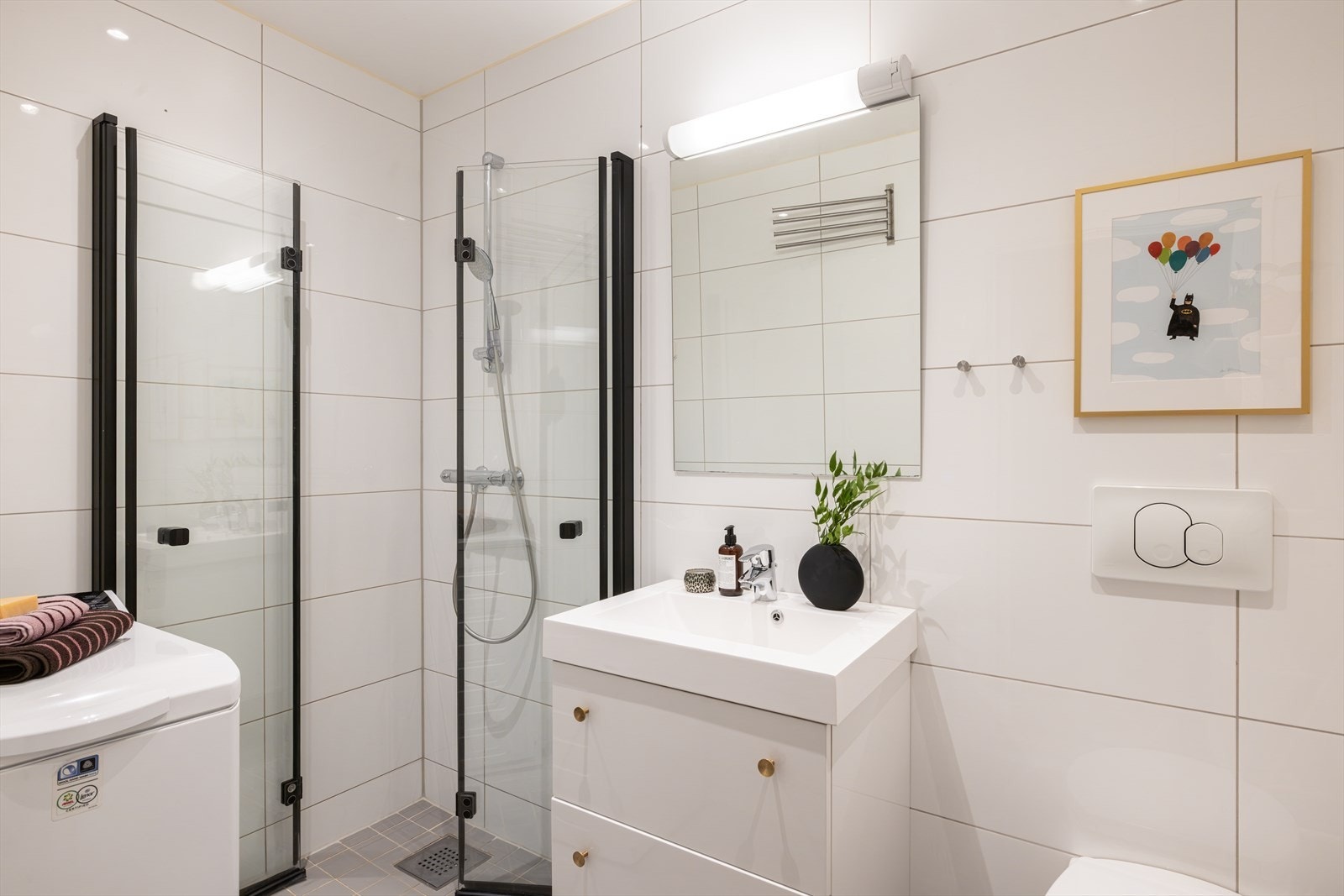 Badet er nybygd fra 2011 og fremstår stilrent med lyse fliser på vegger og gulv, samt elektriske varmekabler. Galleribilde