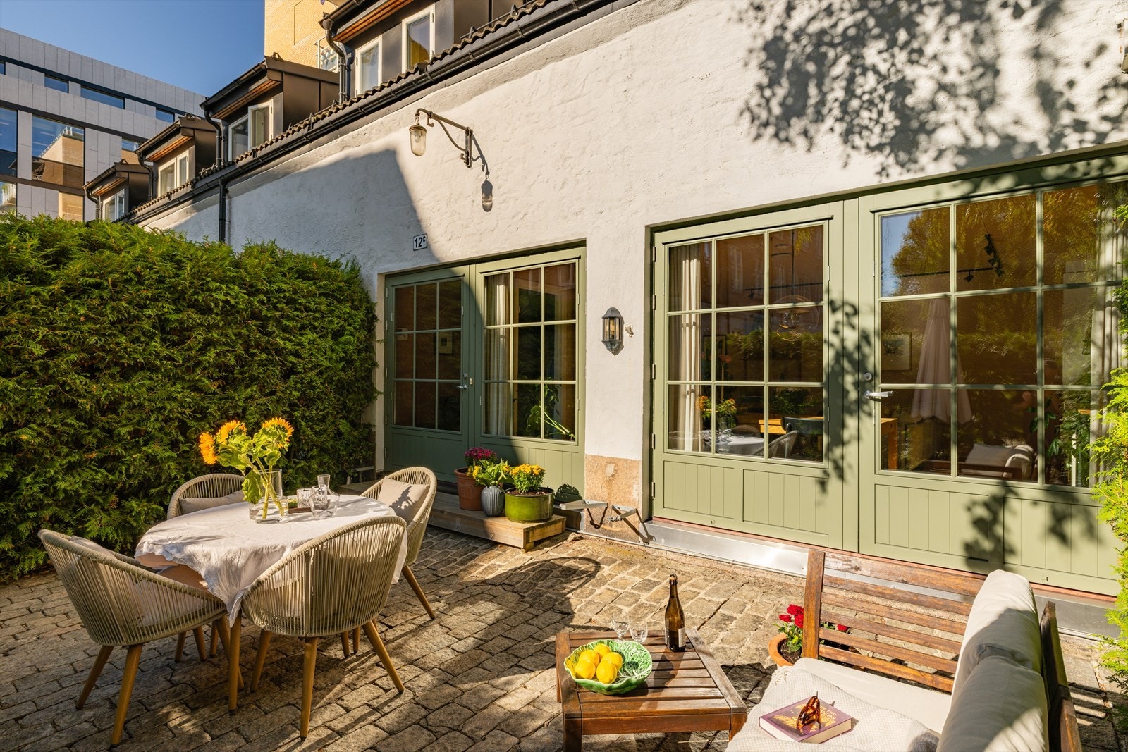 Her har du plass til flere soner med sittegrupper, grill, m.m. Galleribilde