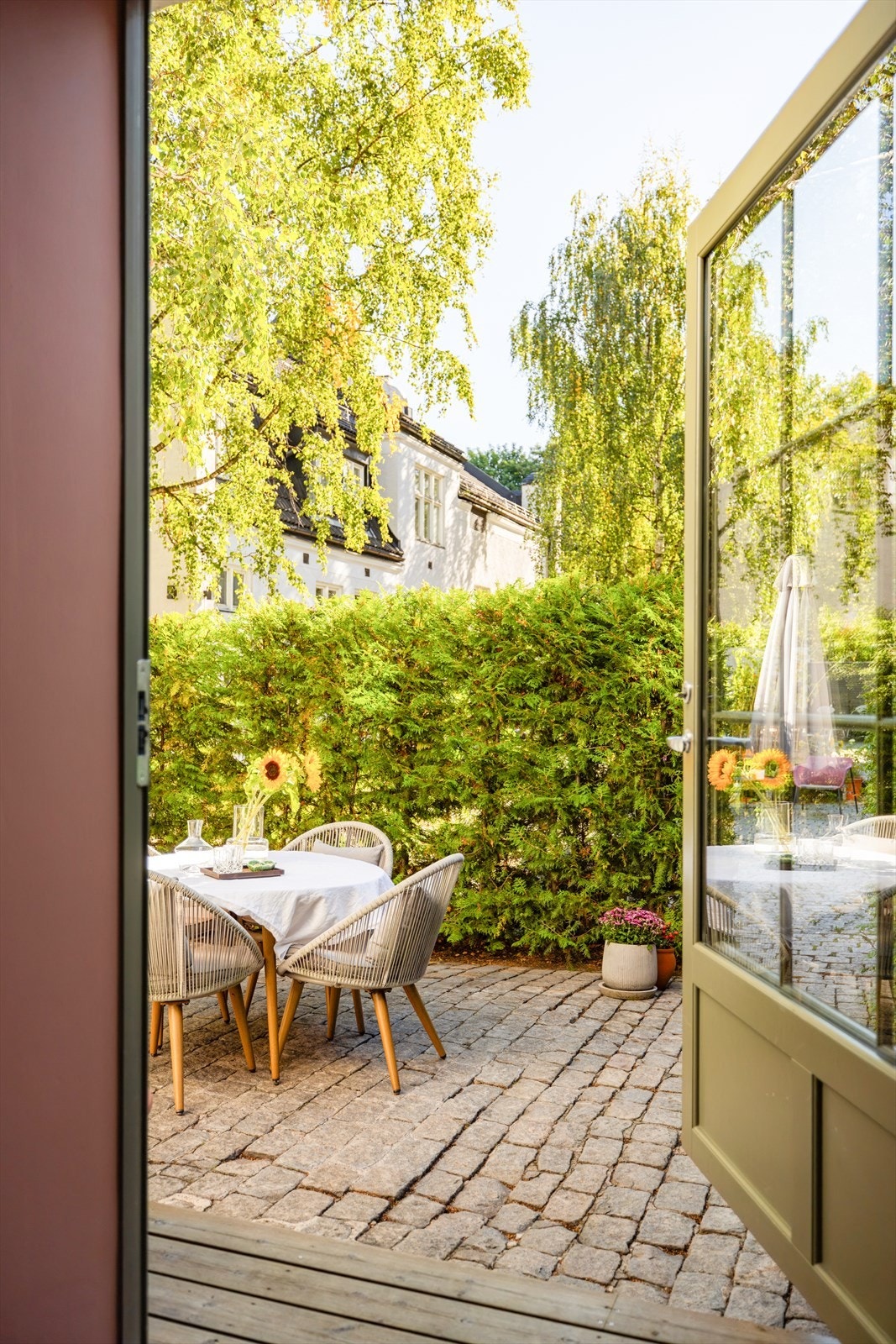 Her bor du i et hyggelig indre gårdsrom, skjermet for bylivets støy. Galleribilde