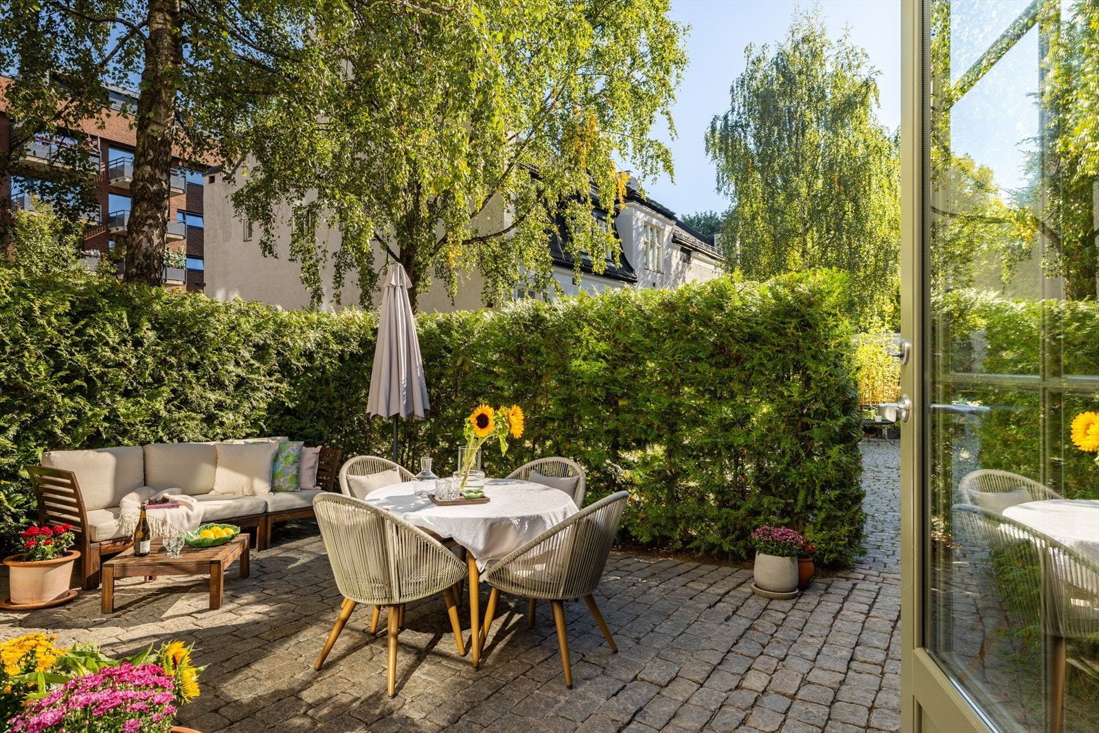 De solrike omgivelsene gir ideelle forhold for sosiale sammenkomster. Galleribilde