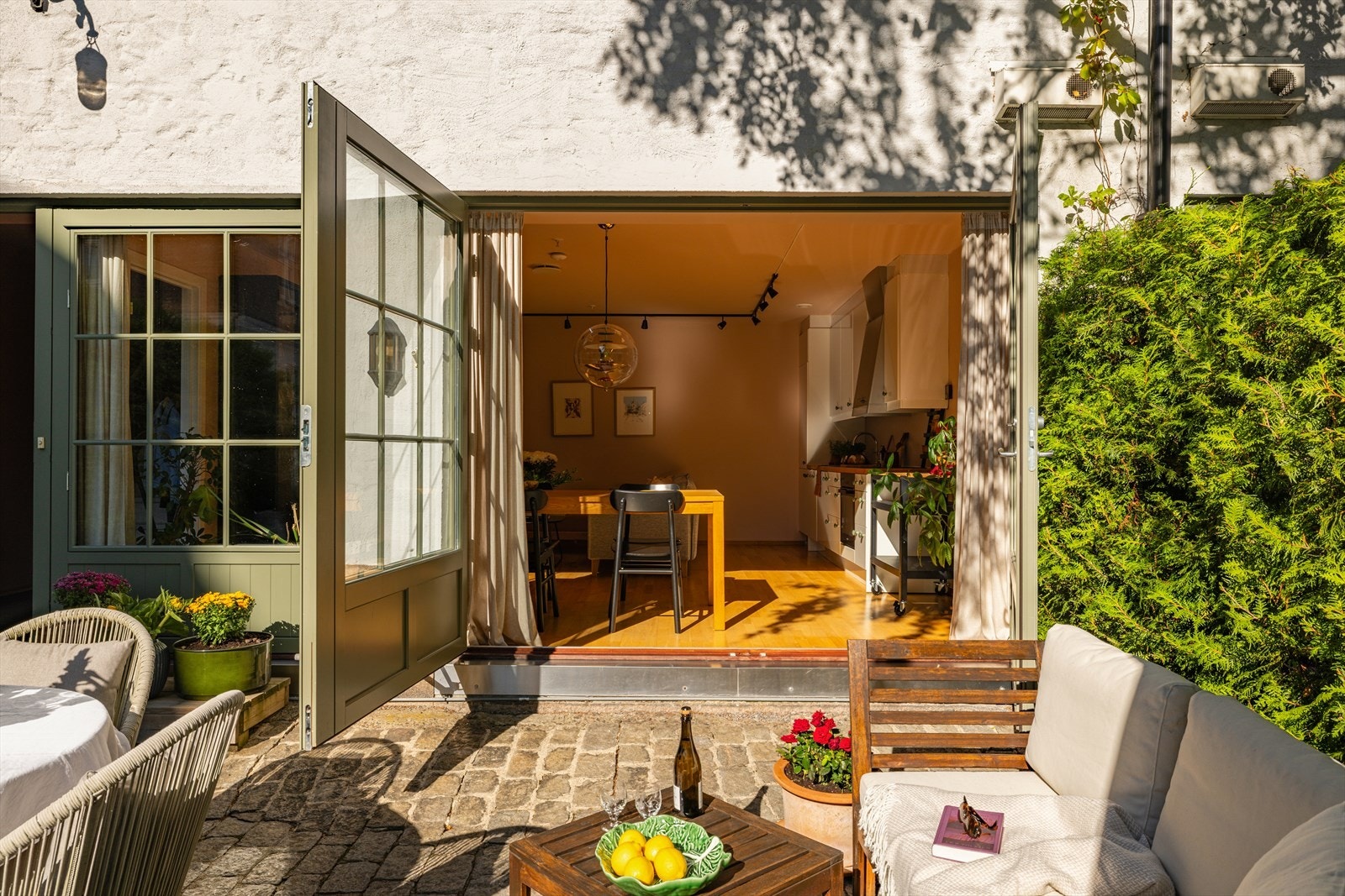 Dette er uten tvil den perfekte plassen for lange og late sommerdager, da du har sol fra tidlig morgen til ca. kl. 18 på sommeren. Galleribilde