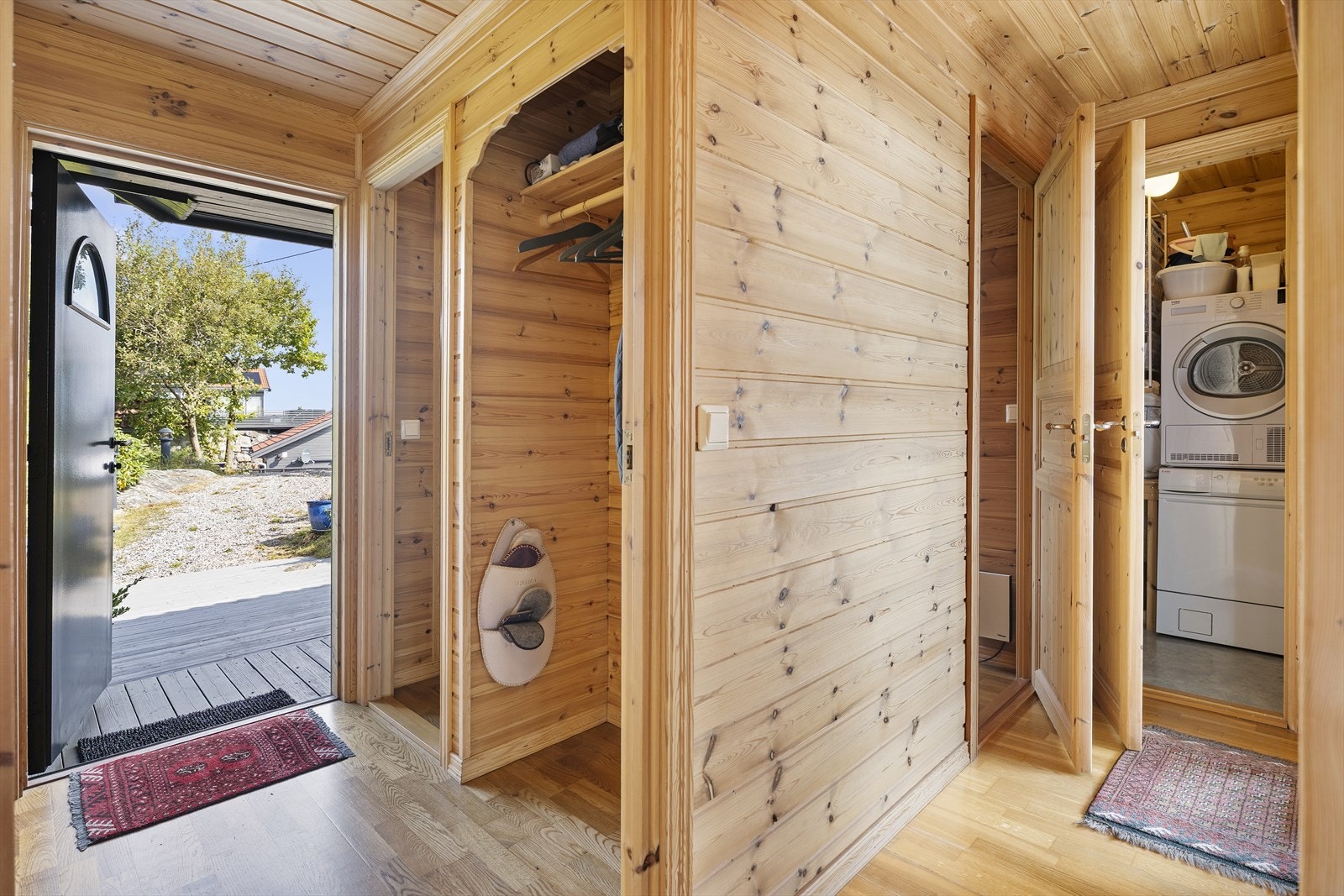 Man kommer inn til boligens 2. etasje. Her finner vi vaskerom, WC og 1 soverom. Galleribilde