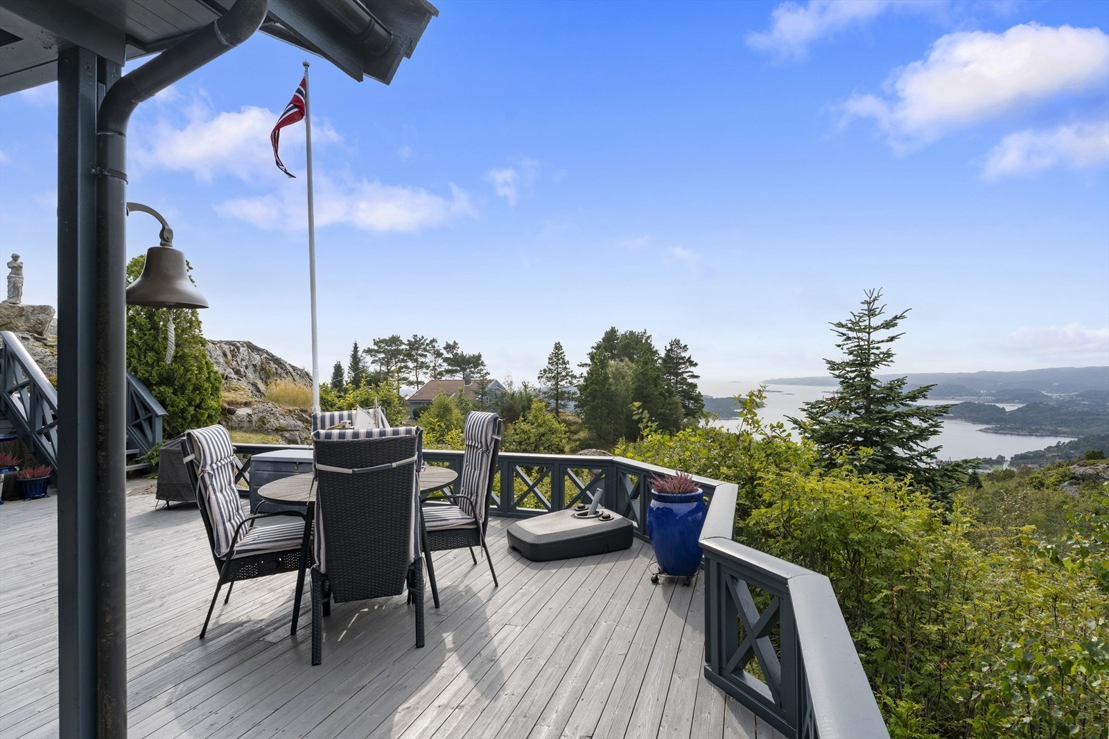 Med flere soner ute hvor man kan nyte utsikten og solen. Galleribilde