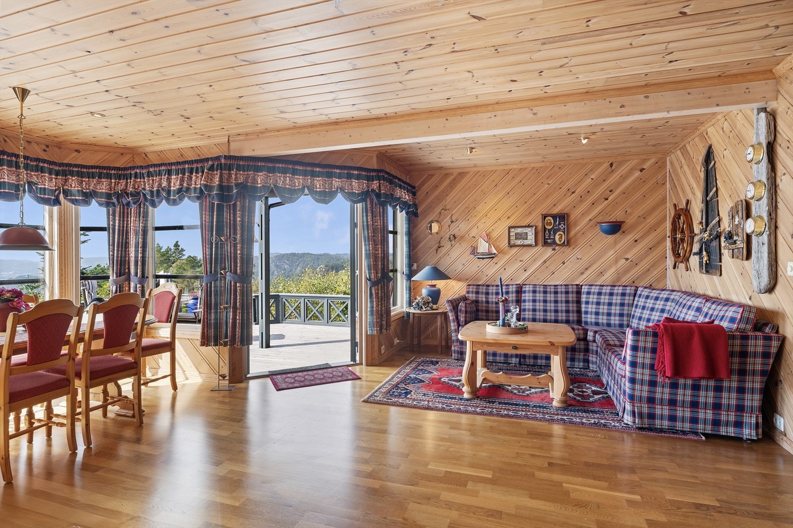 Fra stuen har man utgang til terrasse. Galleribilde