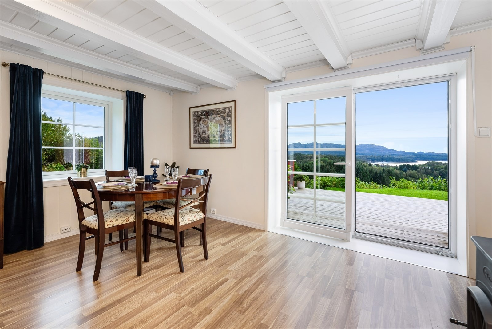 Stuen kan innredes i flere soner med både sitte- og spisegruppe. Galleribilde