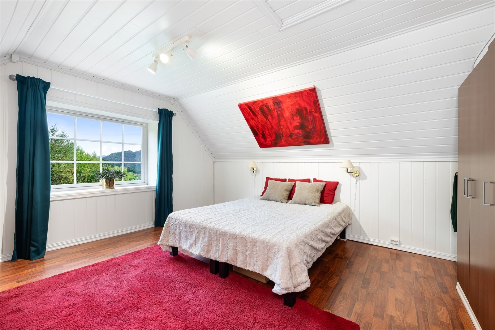 Stort hovedsoverom med rikelig plass til dobbeltseng, nattbord og oppbevaringsløsninger. Galleribilde