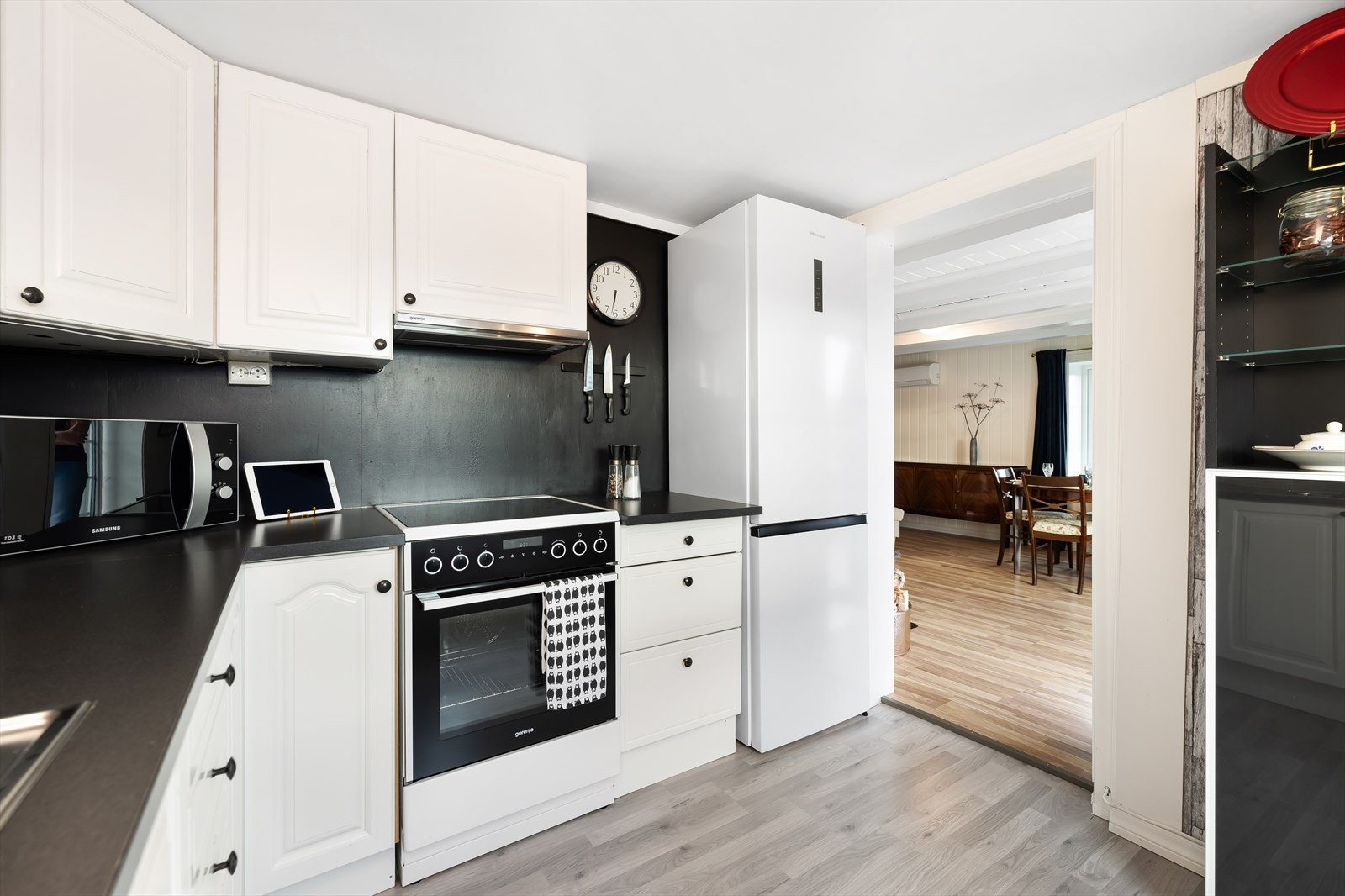 Kjøkkeninnredning med profilerte fronter og laminert benkeplate. Galleribilde