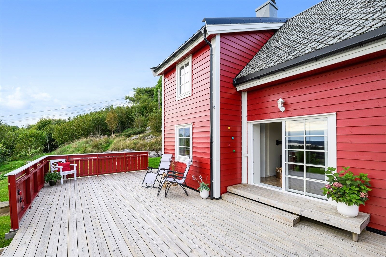 Terrassen er på 48 m² og fikk nytt rekkverk i 2023. Galleribilde