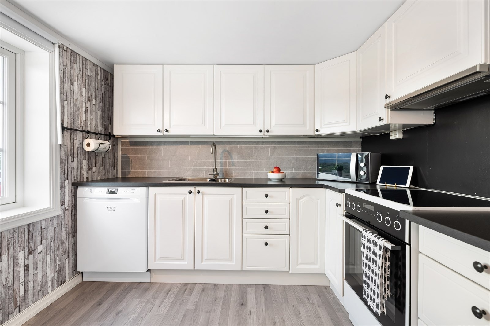 Kjøkkenet er godt utstyrt med skuffer og skap. Galleribilde