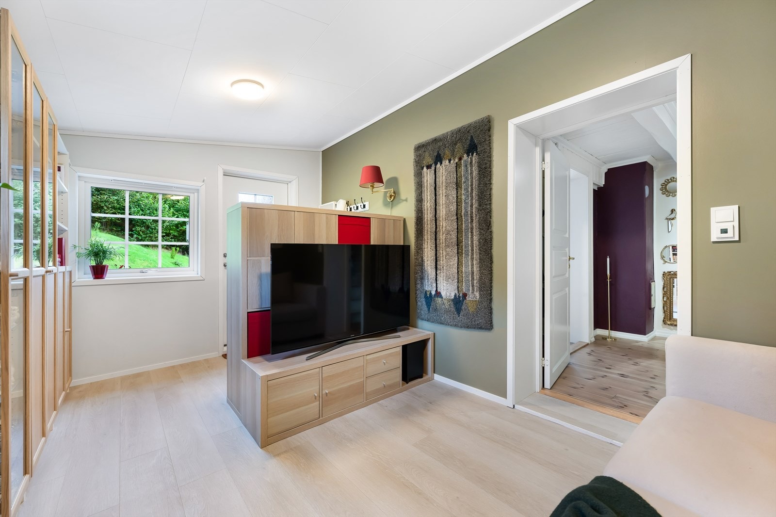 Entréen har en praktisk romløsning som delvis brukes til oppholdsrom. Galleribilde