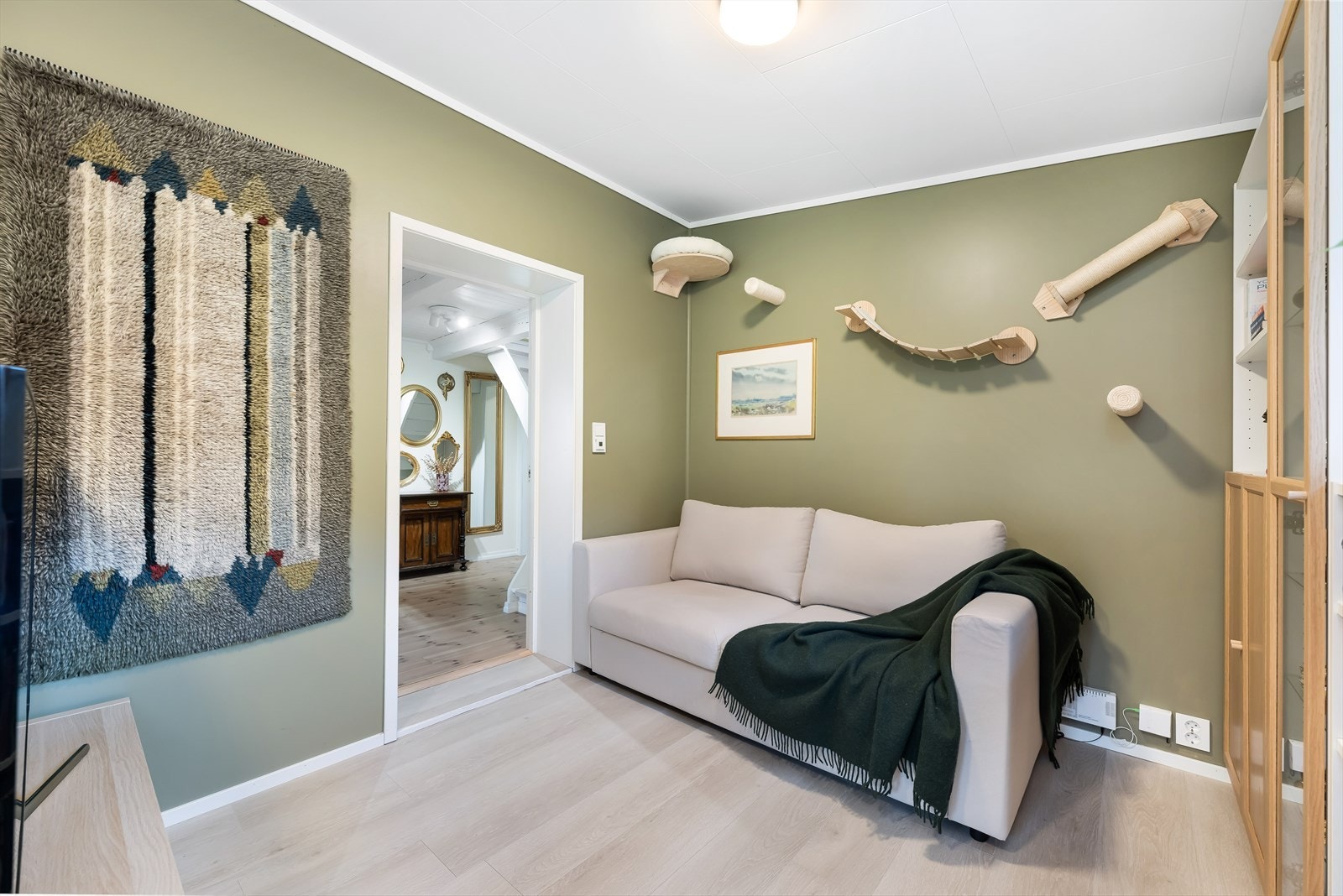 Entréen er delvis møblert med sofagruppe og TV. Galleribilde