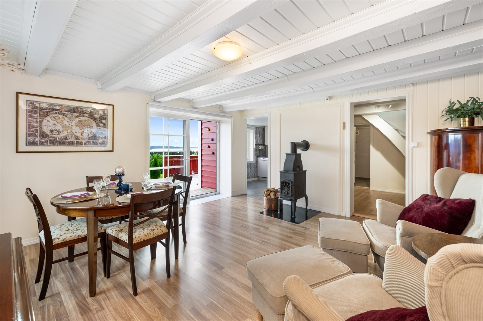 Stuen har lyse overflater og godt med naturlig lys. Galleribilde