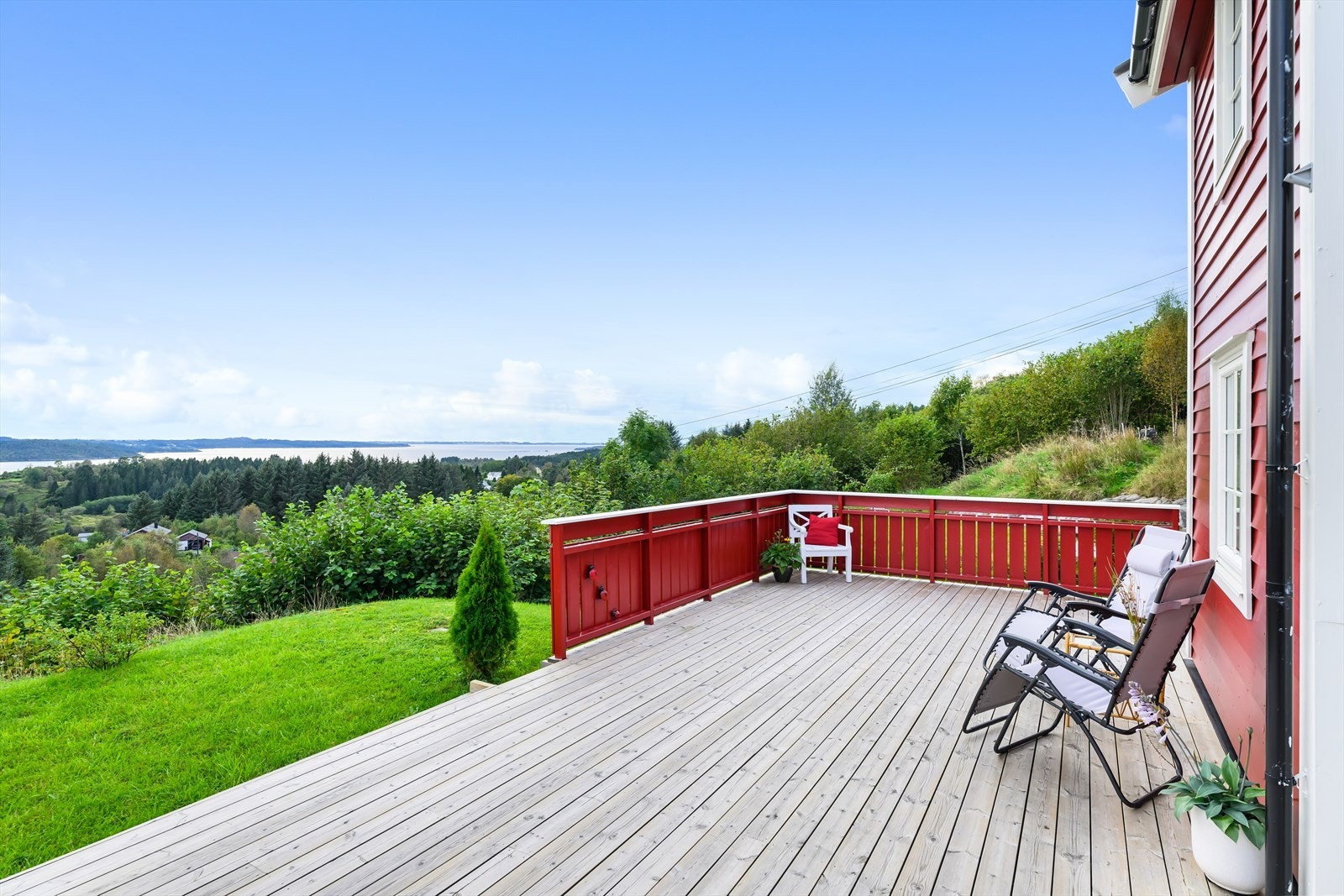 Fra boligen er det nydelige sol- og utsiktsforhold Galleribilde