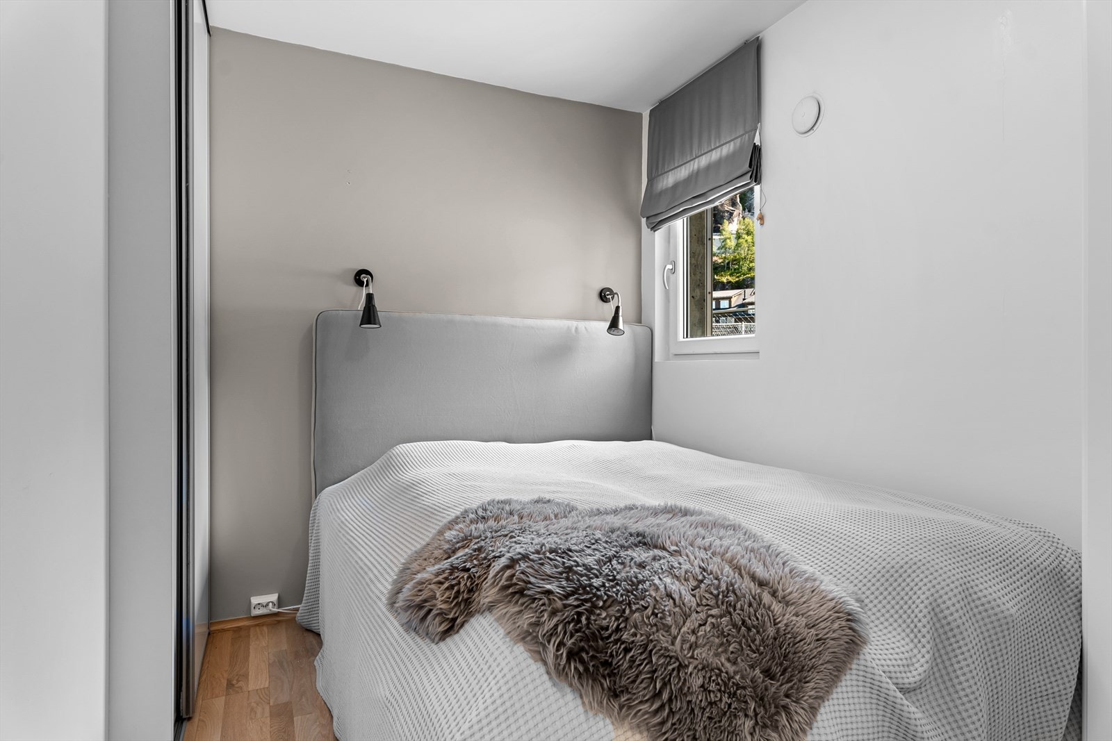 Hovedsoverom med skyvedørsgarderobe Galleribilde