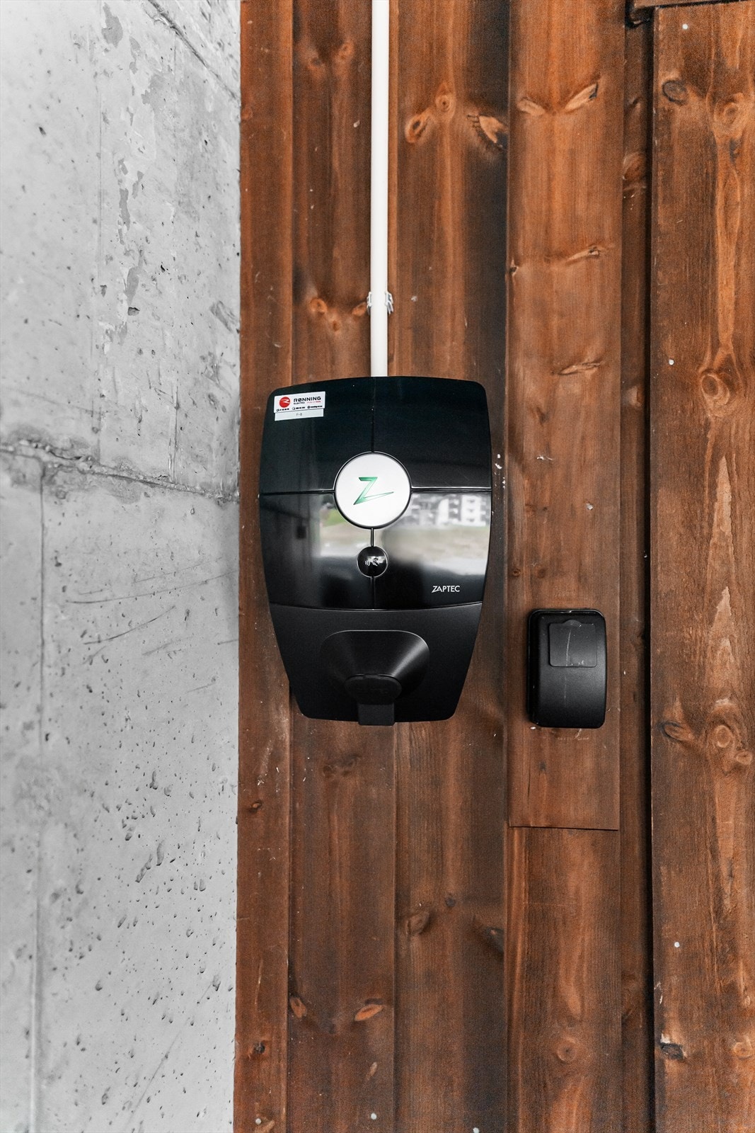 Elbil-lader på plass. Her er det bare å begynne å ta i bruk å nyte fritiden på fjellet. Galleribilde