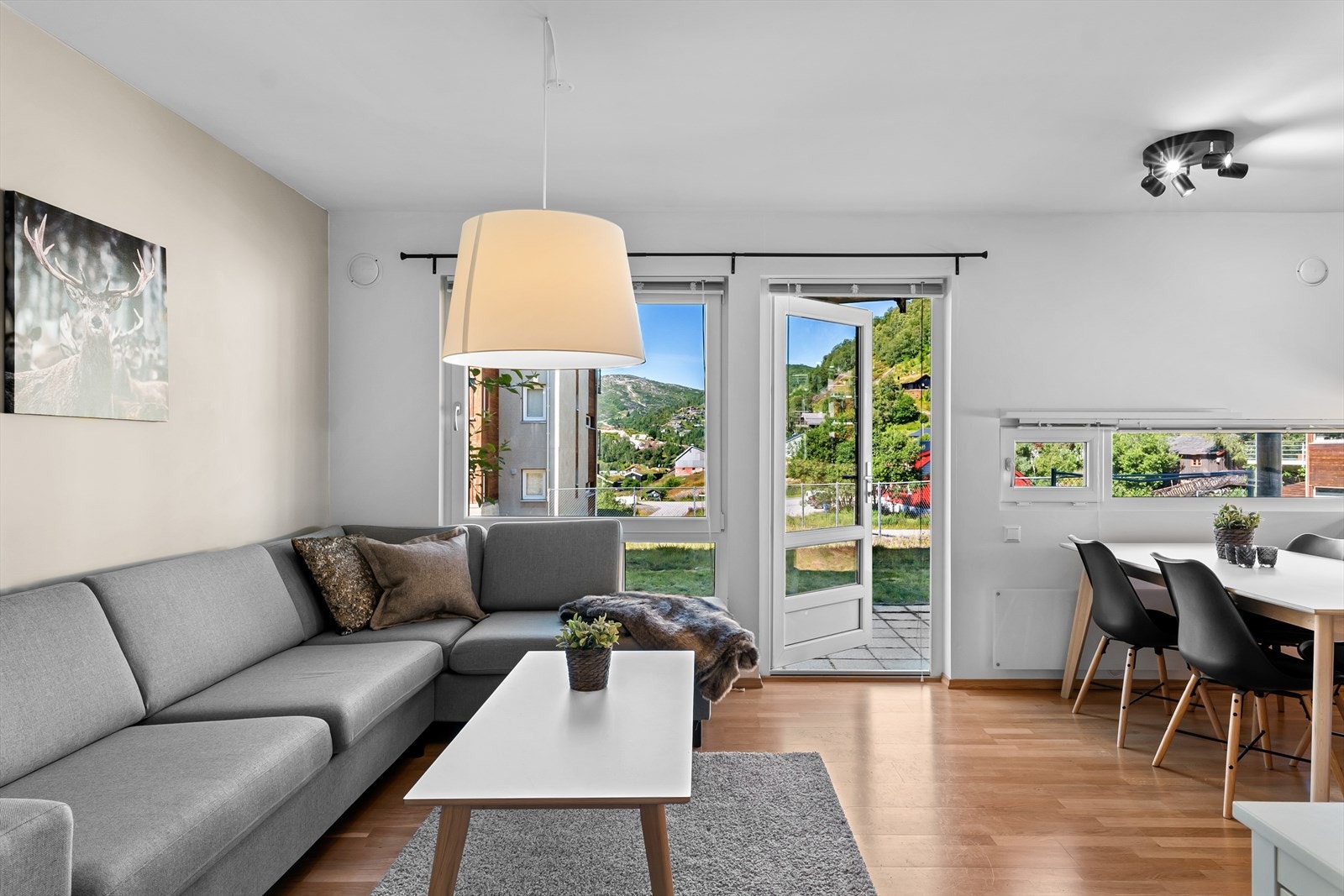 Fin vindusbruk gjør stue/kjøkken løsningen innbydende og trivelig. Nyt utsikt helt til stolheisen, og Ålseheia, og følg med på ungene i beltetrekket på fra kjøkkenvindu. Galleribilde