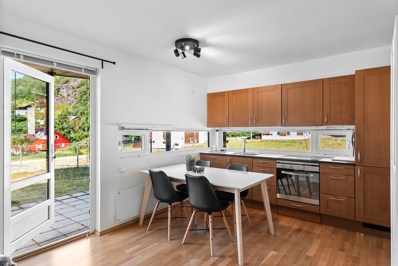 Rett ut på stort uteområdet for snøhuler og avslapping i solen. Vindusbruken gir utsikt uten innsyn. Naturlige soner for spisestue og dagligstue. Peis for ekstra kos og varme. Galleribilde