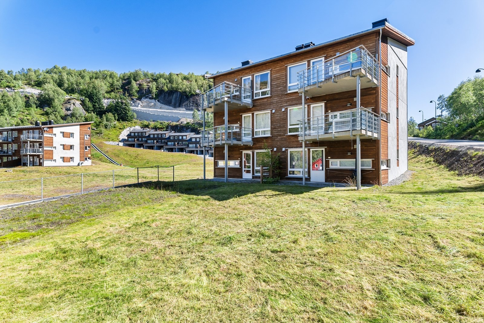 Sentral beliggenhet på Sinnes med nærhet til skitrekk, skiløyper og til Fjellstuen. Beltetrekket mellom bygningene er perfekt for ungene å øve seg i. Her er det lekekamerater og et eldorado for barna. Galleribilde