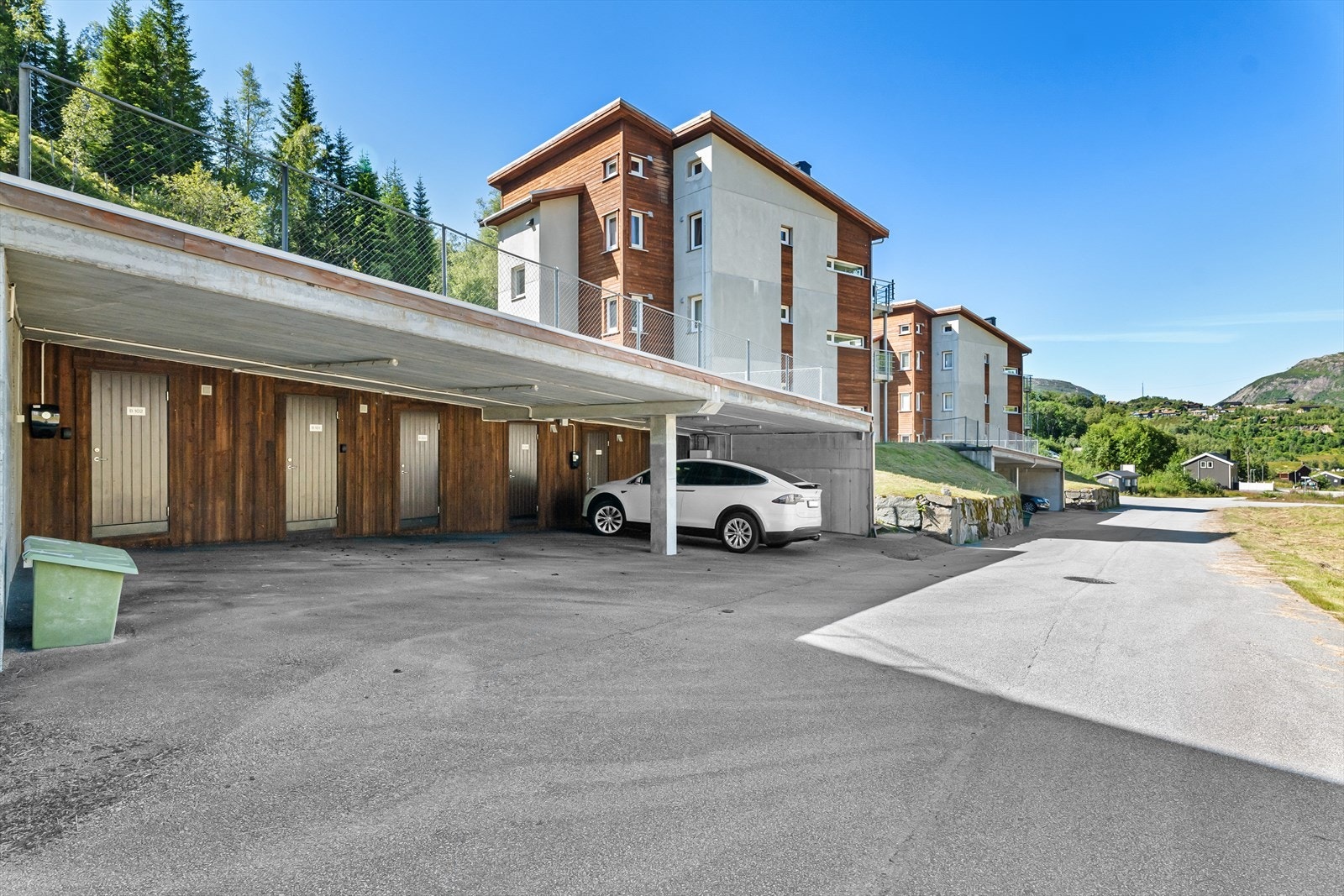 God parkering i carport, like ved leiligheten. Skibod og el.billader. Galleribilde